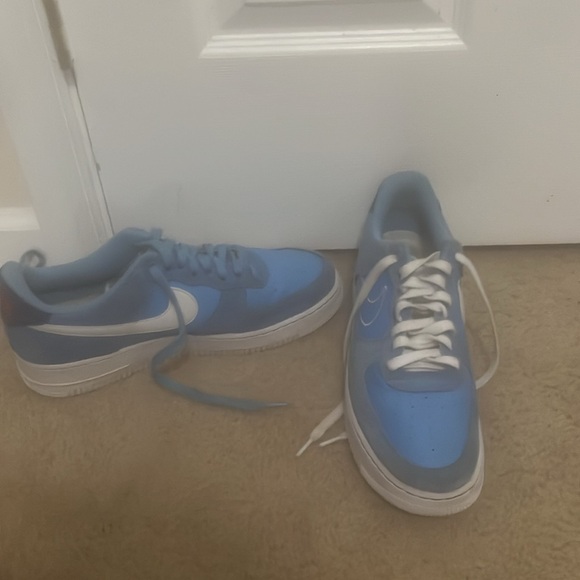 First use Air Force 1s university blue - Picture 4 of 7